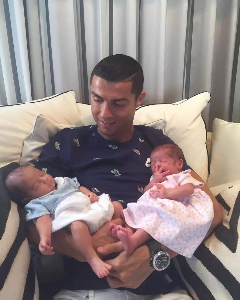 Cristiano Ronaldo își prezintă gemenii (2)