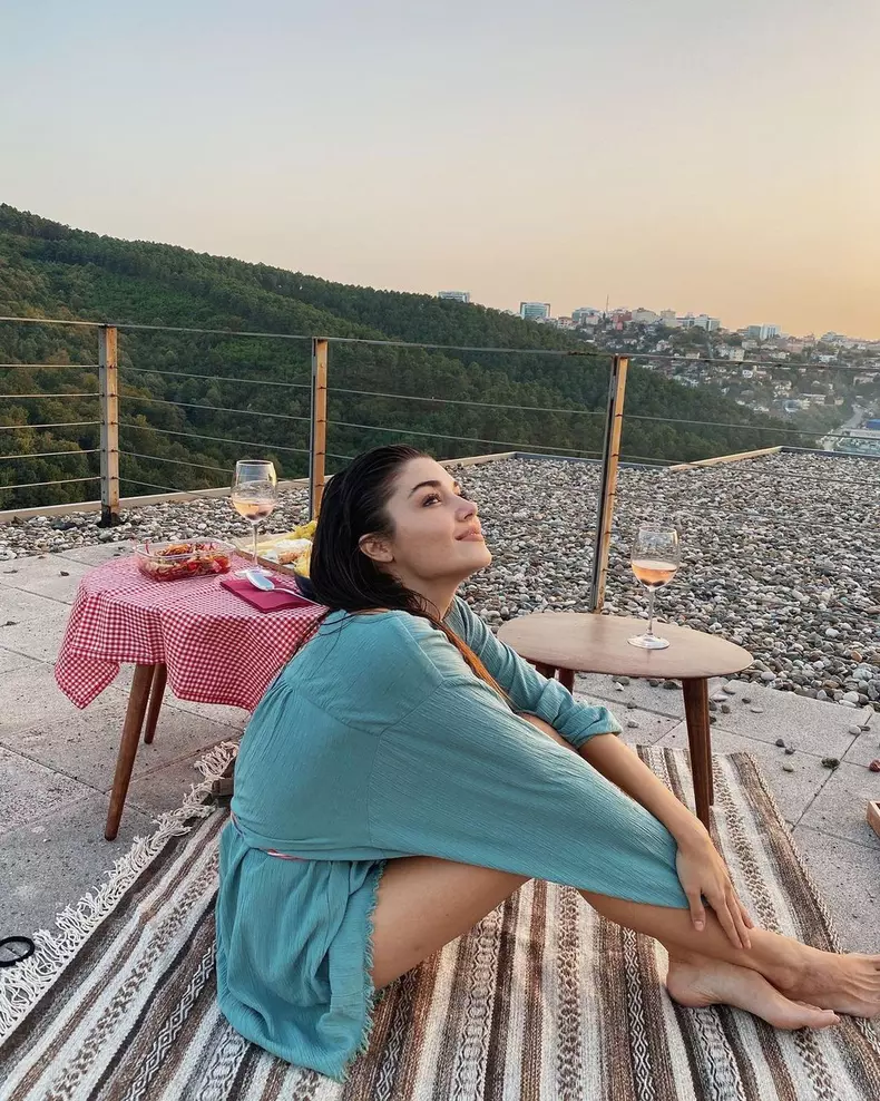 Iată cum arată vila în care stă acum Hande Ercel, frumoasa actriță din „Perla Neagră” (Happy Channel) (3)