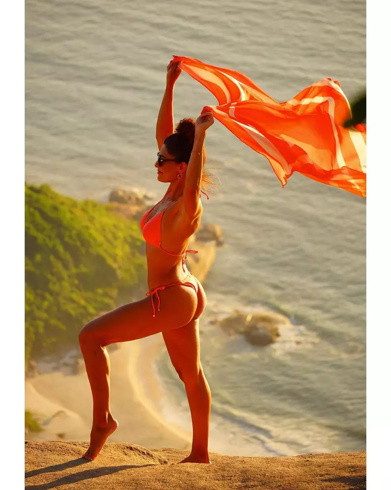 O mai știți pe Karla din „Clona” Juliana Paes împlinește 42 de ani și arată așa! (5)