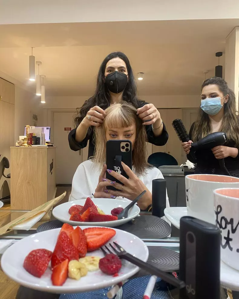 Delia, schimbare totală de look. Și-a vopsit părul ca Zanni de la Survivor România (2)