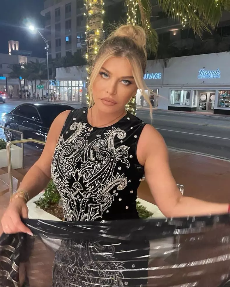 Loredana Groza, la plimbare prin Miami, într-o bustieră transparentă (4)