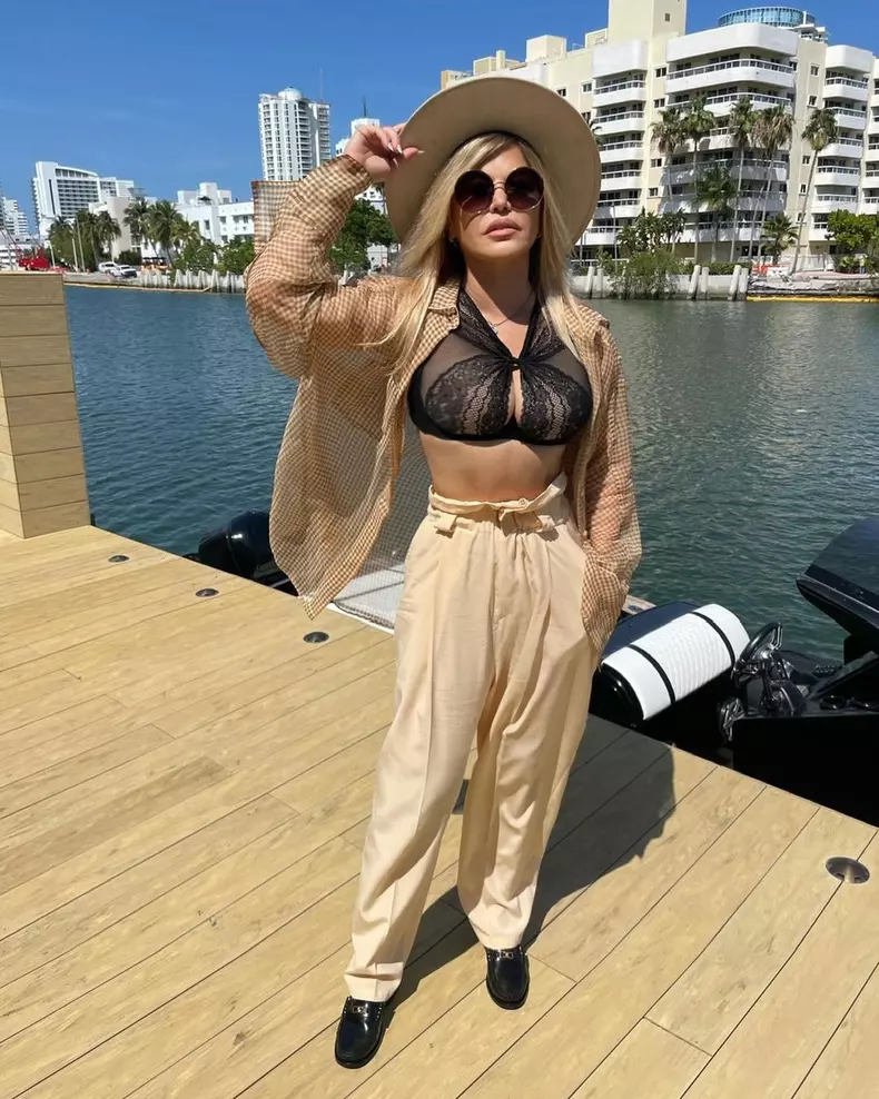 Loredana Groza, la plimbare prin Miami, într-o bustieră transparentă (5)