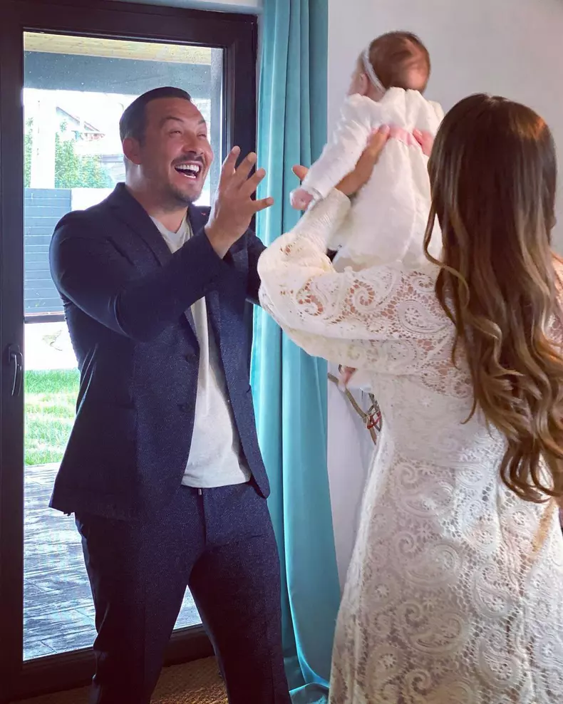 Ștefan Stan și soția lui și-au botezat fetița. Primele imagini de la eveniment