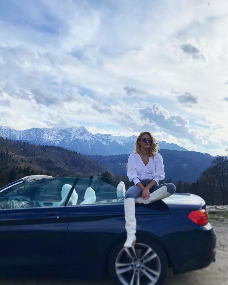 Iuliana Pepene conduce o decapotabila si un motor (5)
