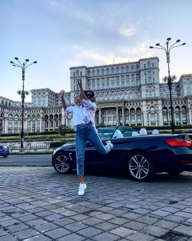 Iuliana Pepene conduce o decapotabila si un motor (6)