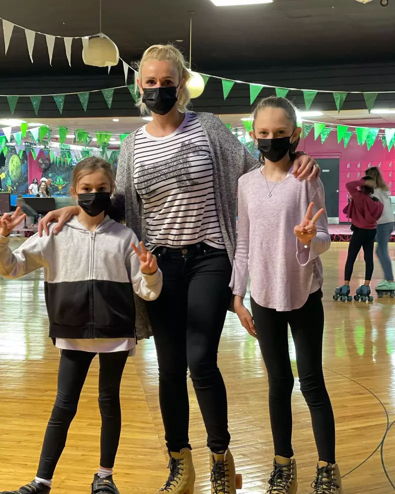 Din nou în țară. Catrinel Sandu a revenit în România, la 10 ani de când s-a mutat în America. Cine a însoțit-o (3)