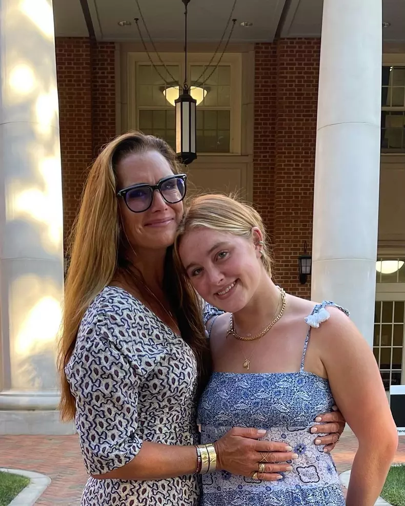 Brooke-Shields-impietrita-de-durere.-De-ce-sufera-actria-8