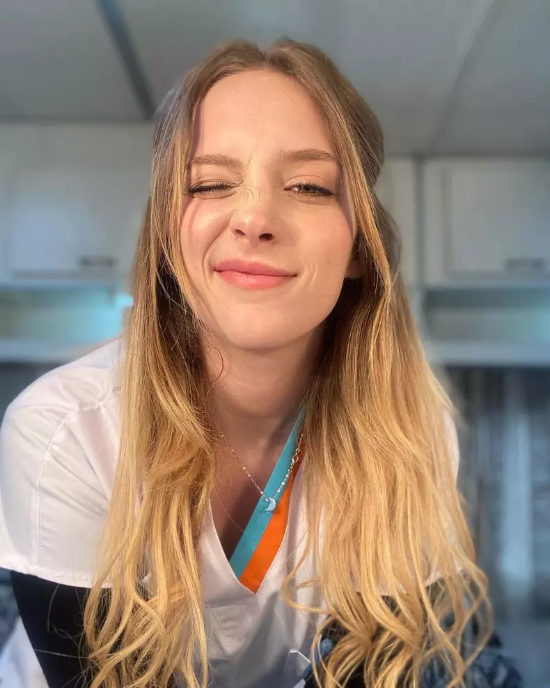 Cine este și câți ani are Hayal Köseoğlu. Cum a devenit celebră interpreta Acelyey din serialul „Doctorul minune” (5)