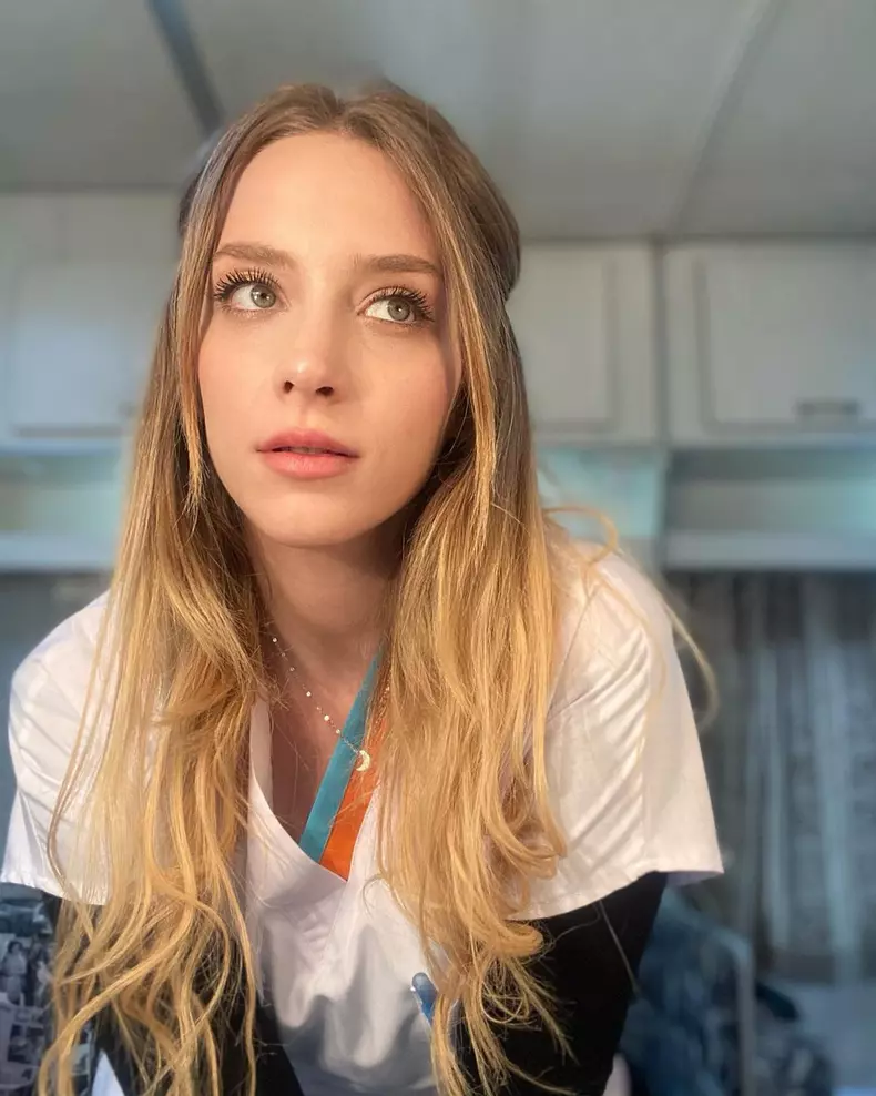 Cine este și câți ani are Hayal Köseoğlu. Cum a devenit celebră interpreta Acelyey din serialul „Doctorul minune” (7)