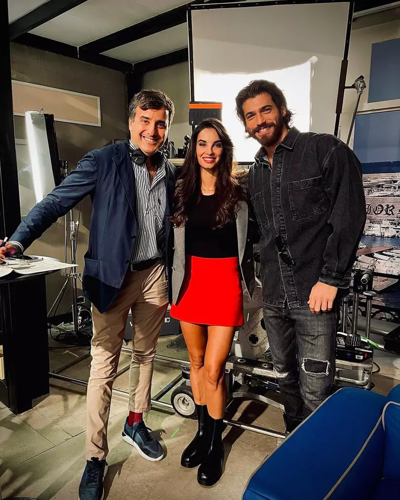 Can-Yaman-ar-avea-o-relatie-cu-colega-lui-de-platouCan-Yaman-ar-avea-o-relatie-cu-colega-lui-de-platou-5