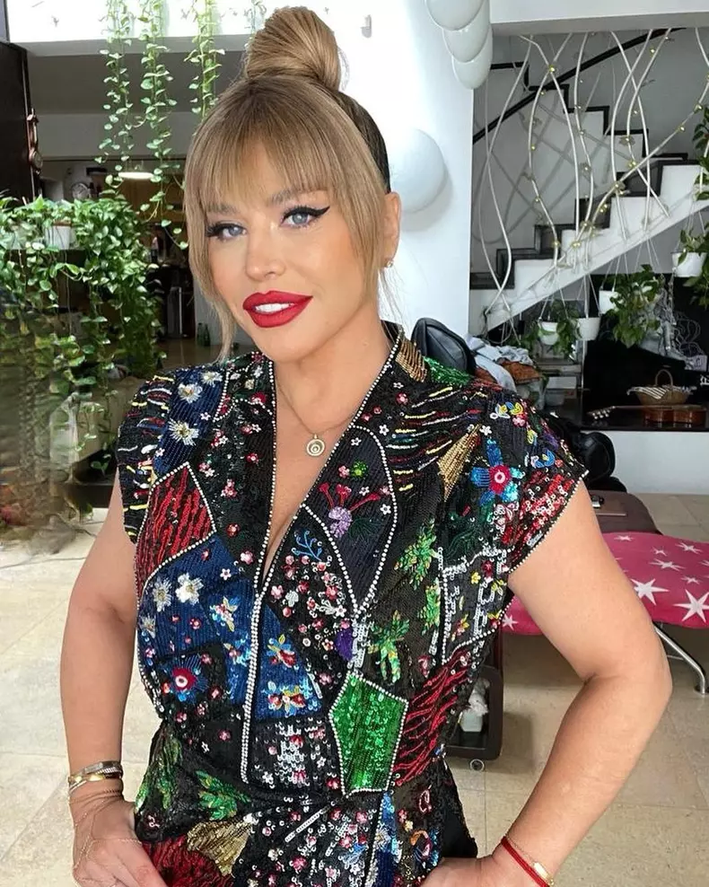 Cum-arata-Loredana-Groza-nemachiata-la-51-de-ani-9