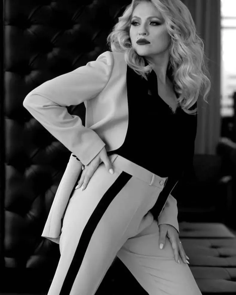 Mirela-Vaida-shooting-sexy-in-stilul-Madonnei.-Imaginile-au-starnit-un-val-de-reactii-in-mediul-online-3