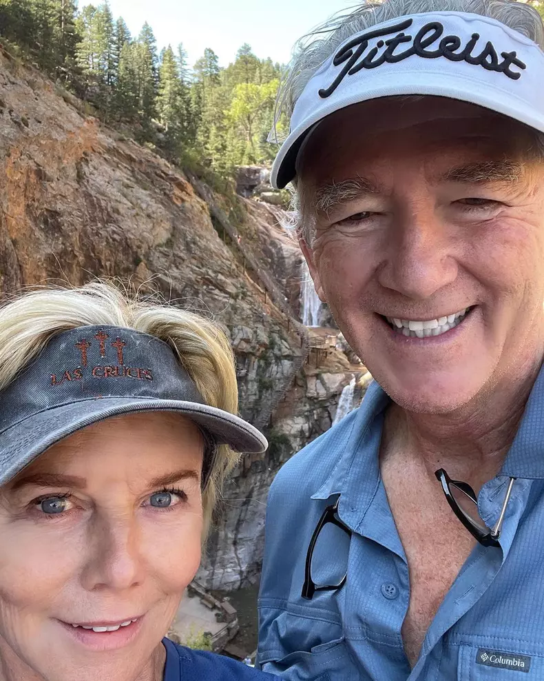 Patrick-Duffy-fotografiat-in-timp-ce-se-saruta-cu-iubita-sa-pe-o-strada-din-Santa-Barbara-3