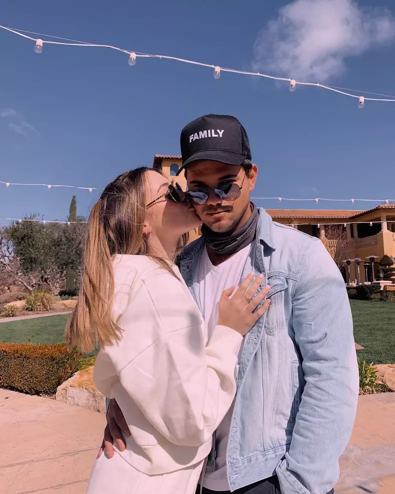 Taylor-Lautner-si-iubita-lui-s-au-logodit-4