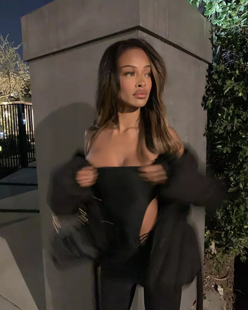 Ye-surprins-alaturi-de-noua-lui-iubita-242625724_2954942164834085_414494898928327439_n