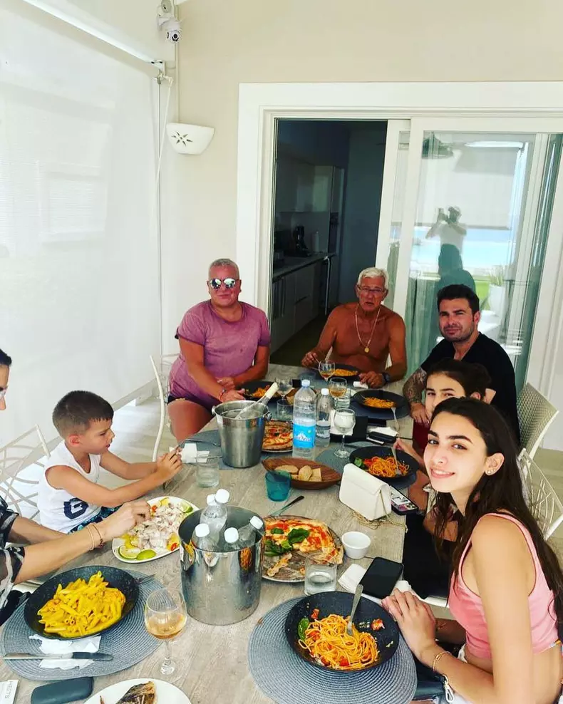 Fotografie-rara-cu-fiicele-lui-Adrian-Mutu.-Cum-arata-acum-Adriana-si-Maya-1