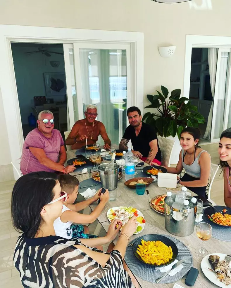 Fotografie-rara-cu-fiicele-lui-Adrian-Mutu.-Cum-arata-acum-Adriana-si-Maya-9