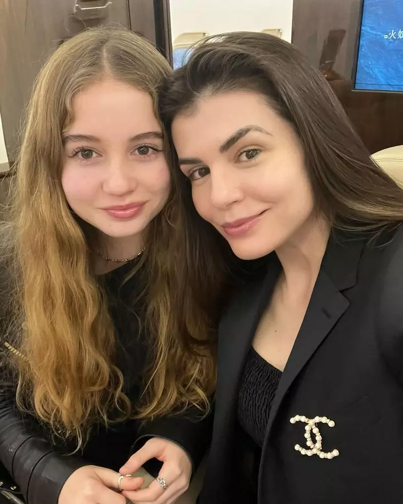 Monica-Gabor-si-Irina-Columbeanu-traiesc-pe-picior-mare-in-America.-Ce-fotografii-au-postat-online-fostul-fotomodel-si-fiica-ei-1