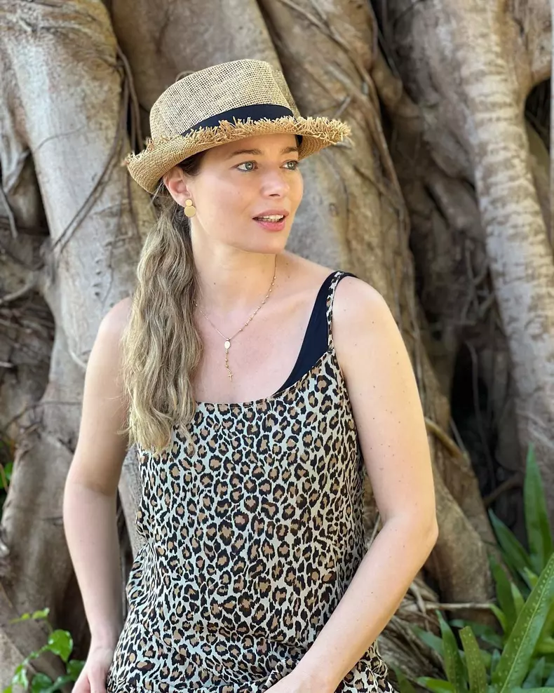 Cum-arata-Laura-Cosoi-in-costum-de-baie-insarcinata-in-4-luni-1