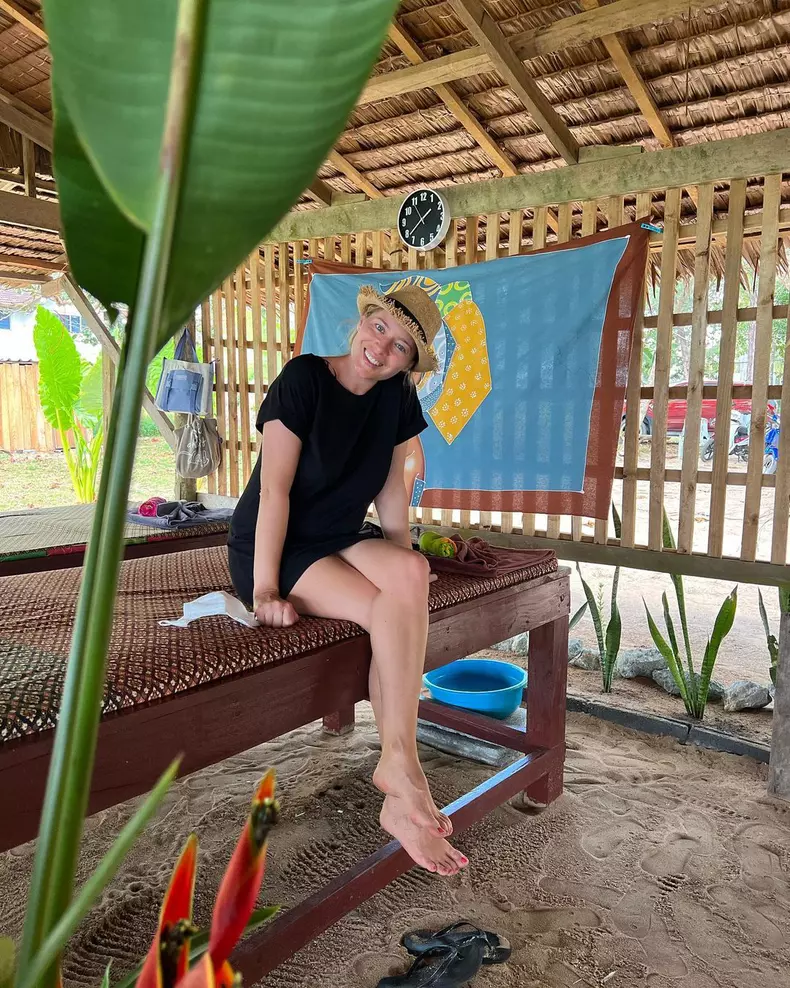 Cum-arata-Laura-Cosoi-in-costum-de-baie-insarcinata-in-4-luni-3