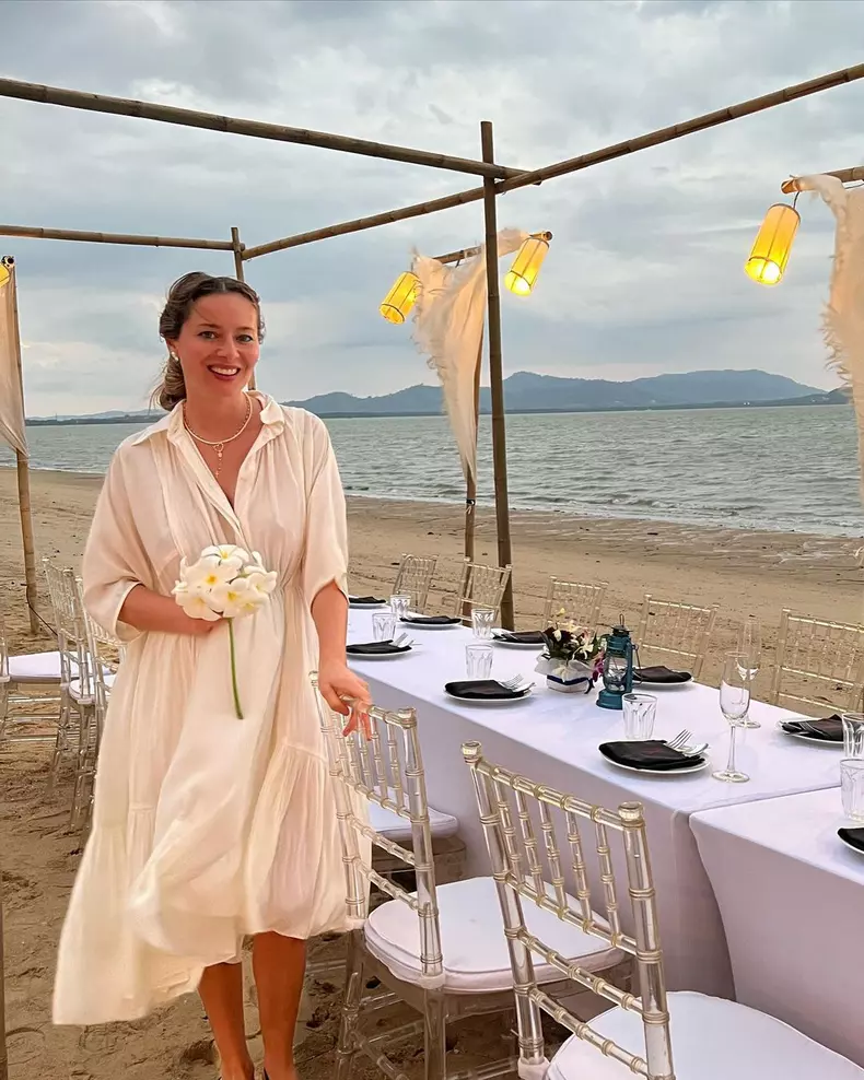 Cum-arata-Laura-Cosoi-in-costum-de-baie-insarcinata-in-4-luni-6