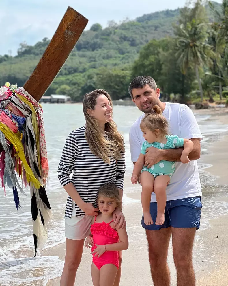 Cum-arata-Laura-Cosoi-in-costum-de-baie-insarcinata-in-4-luni-8