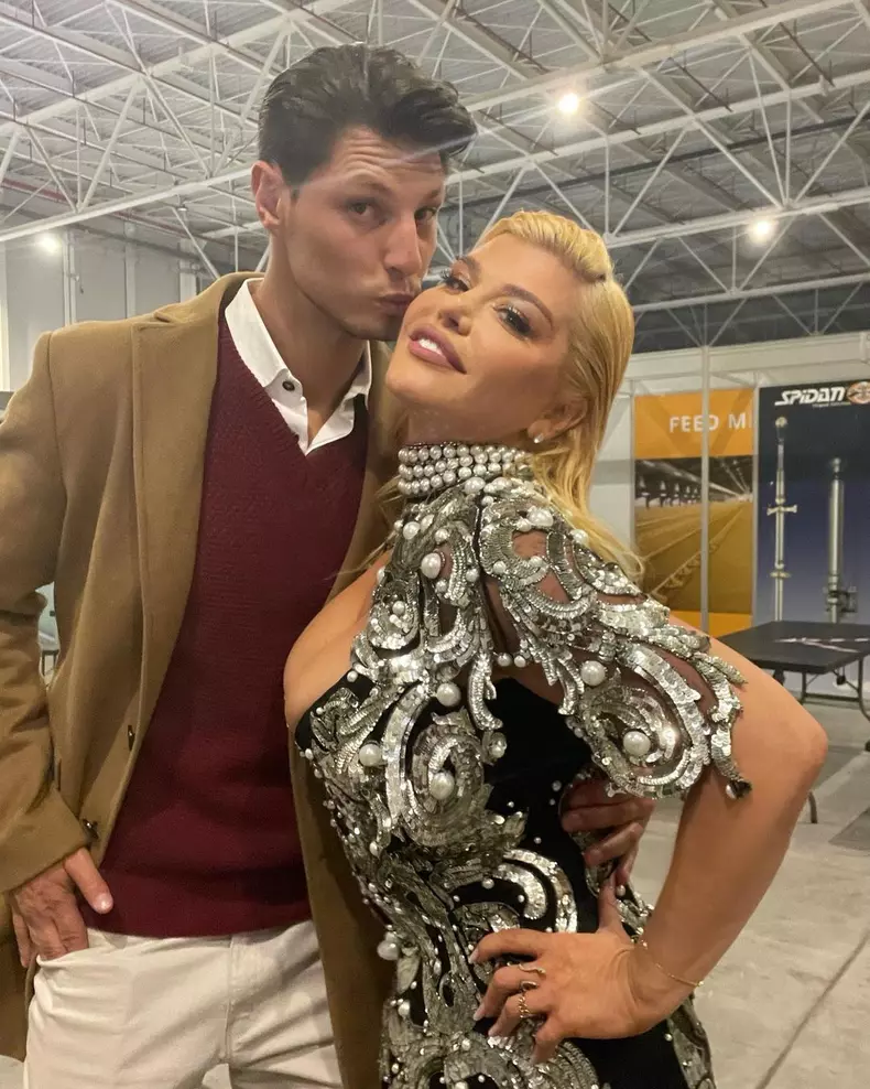 Loredana-Groza-a-petrecut-de-Revelion-alaturi-de-Nick-Casciaro-6