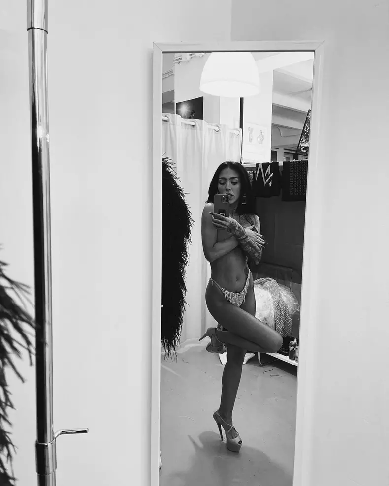 Ruby-plina-de-vanatai-pe-picioare-1-1