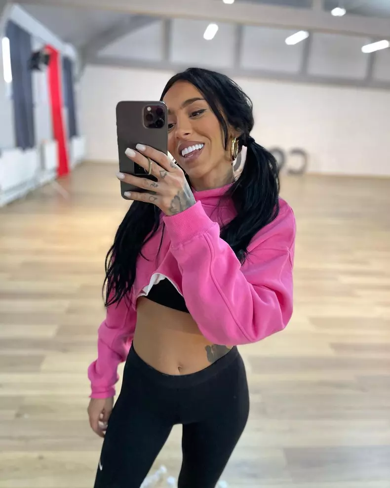 Ruby-plina-de-vanatai-pe-picioare-2-1