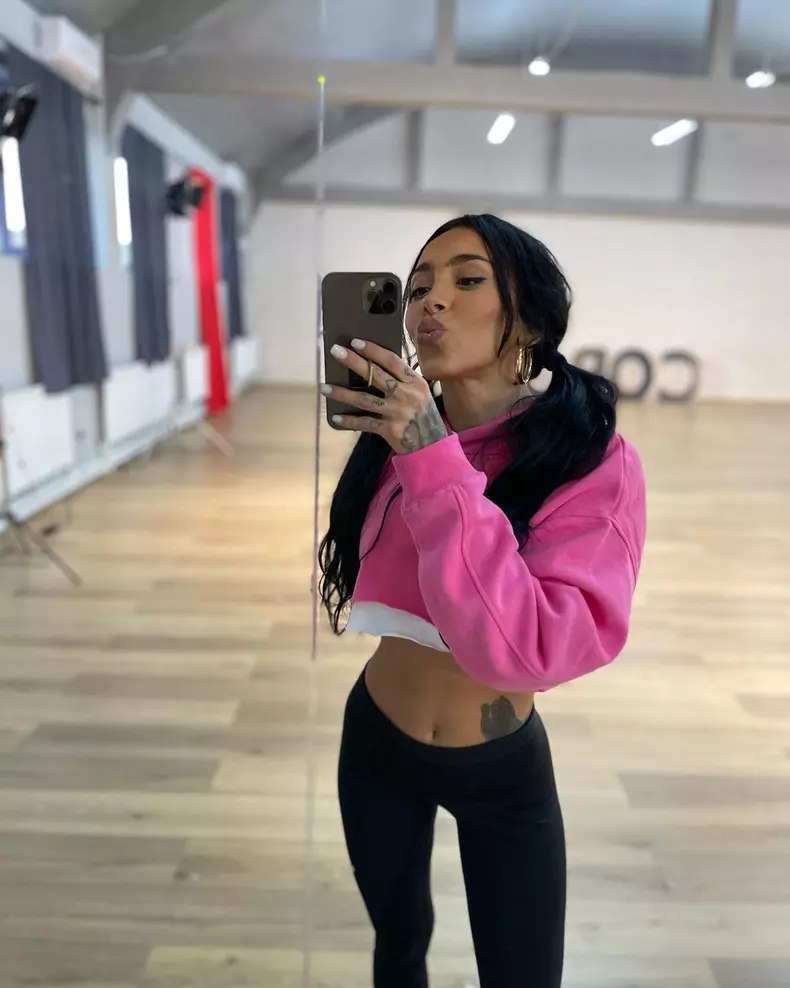 Ruby-plina-de-vanatai-pe-picioare-3-1