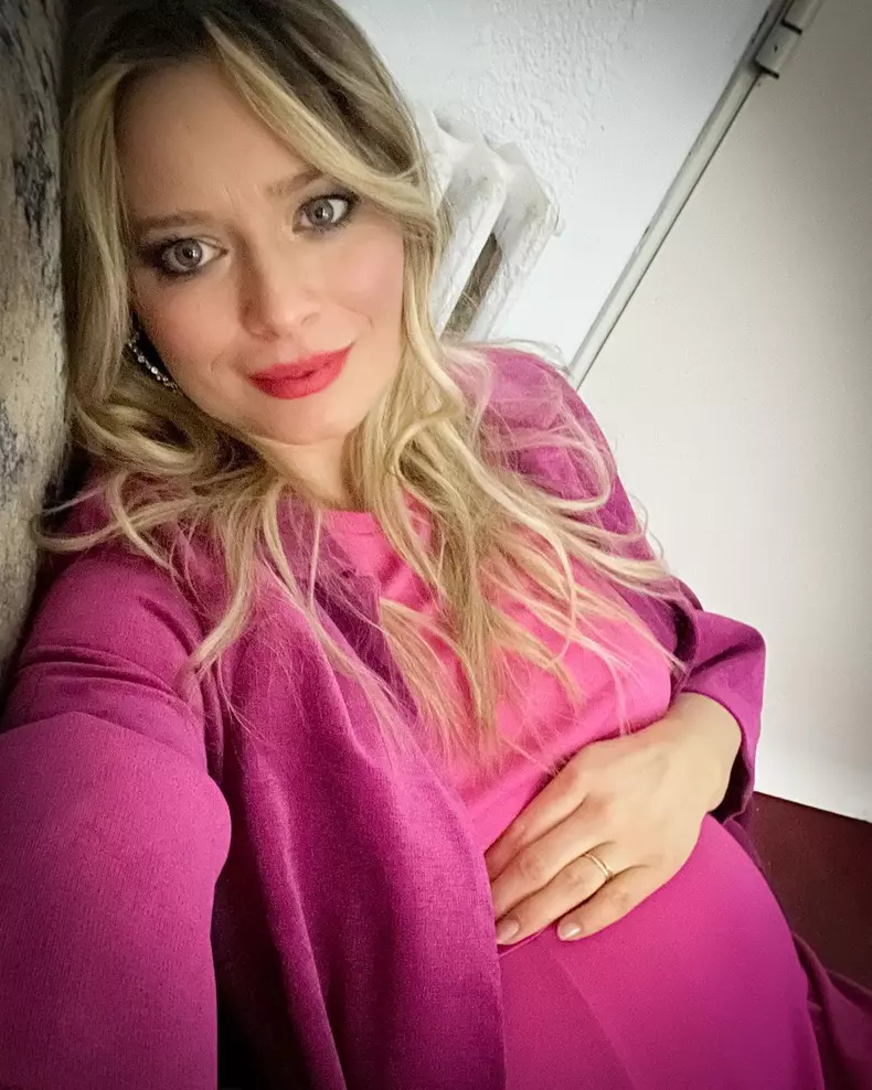 Laura-Cosoi-fotografie-nud-in-luna-a-saptea-de-sarcina-1