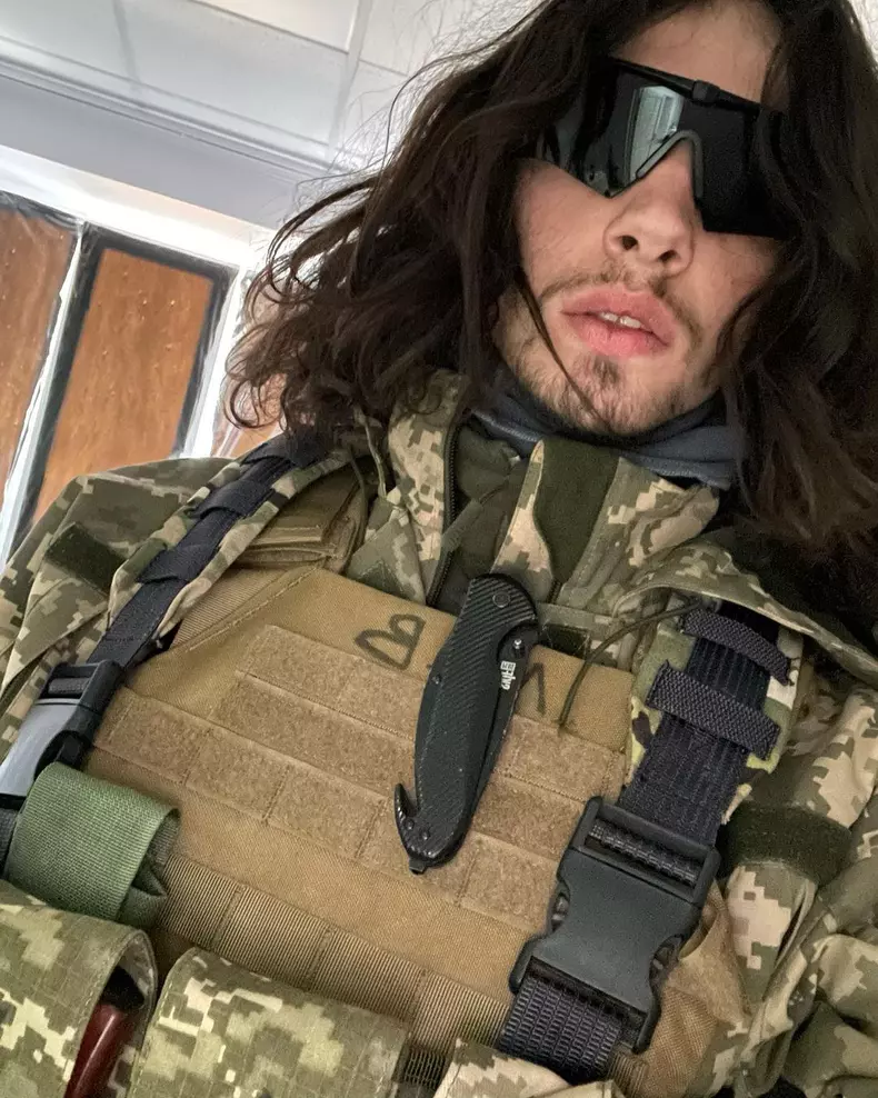 Cum-a-ajuns-un-tanar-model-din-Ucraina-de-pe-podium-pe-front-1