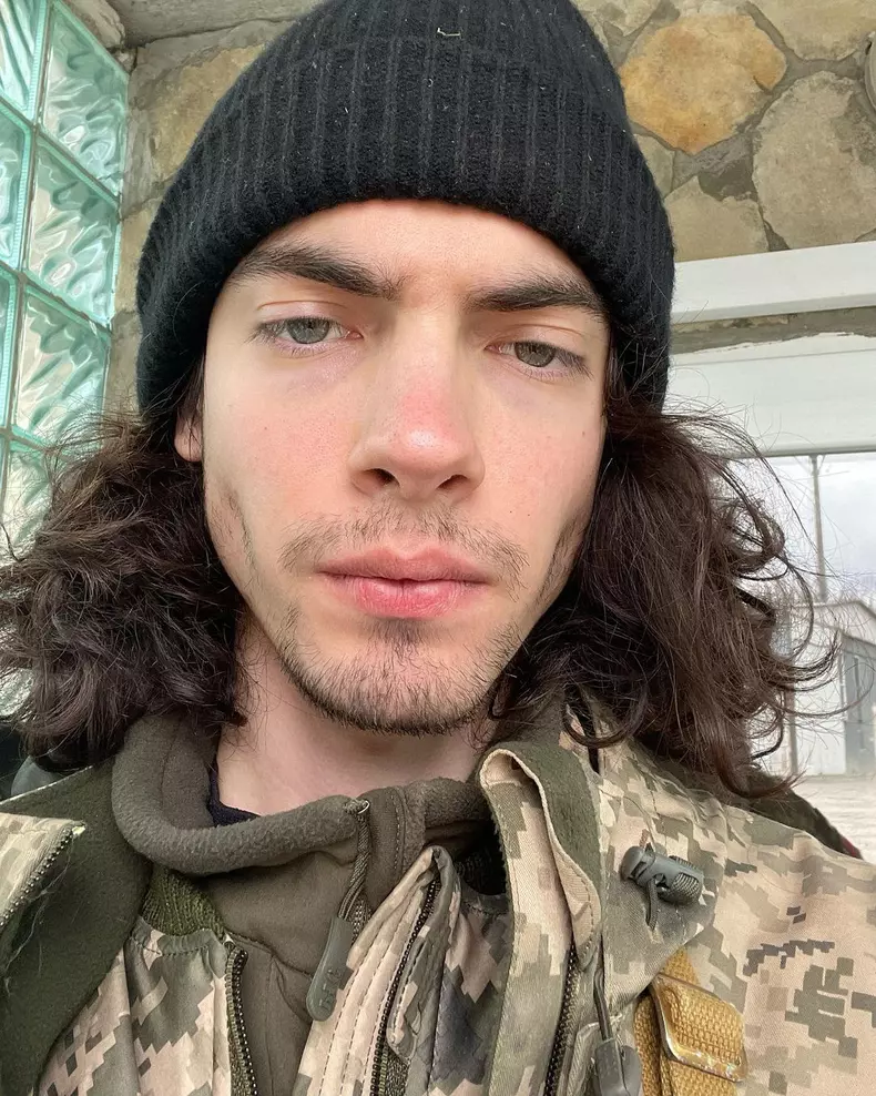 Cum-a-ajuns-un-tanar-model-din-Ucraina-de-pe-podium-pe-front-2