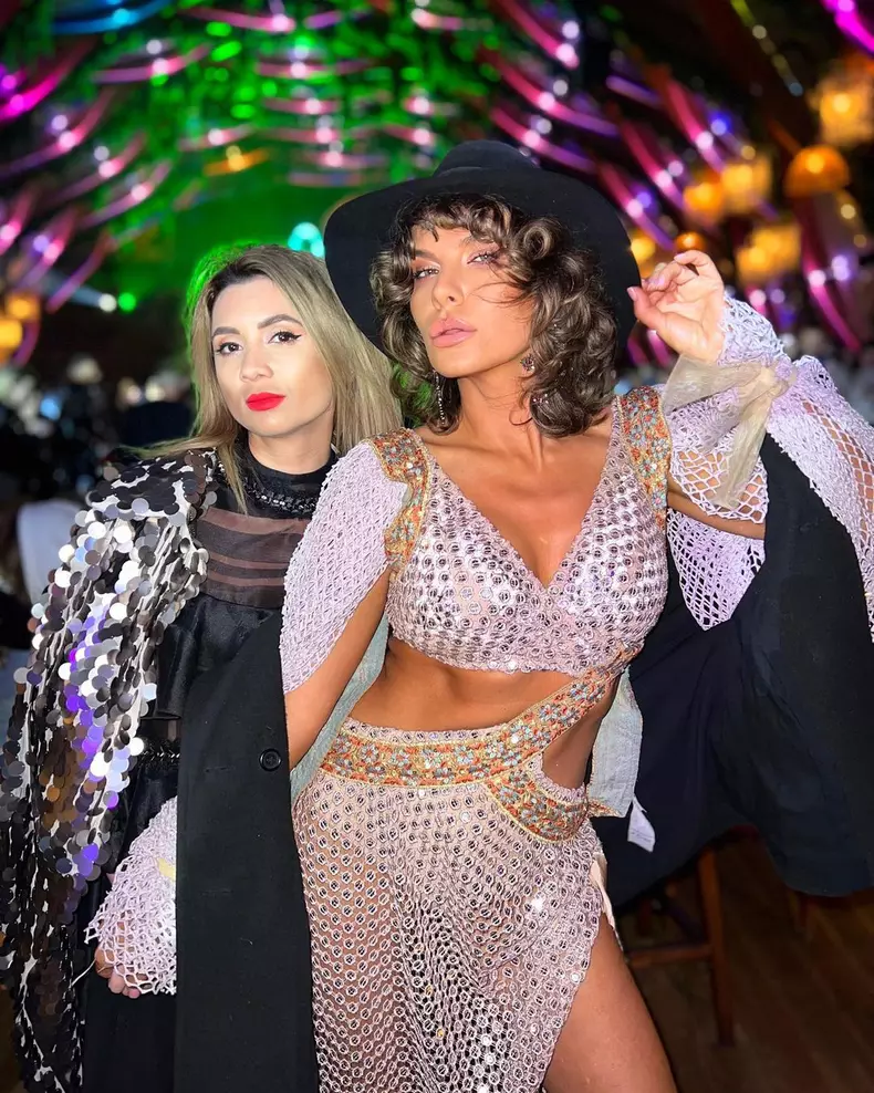 Anna-Lesko-aparitie-inedita-pe-1-mai-la-mare.-Vedeta-s-a-pozat-in-costum-de-baie-si-haina-de-blana-2-1