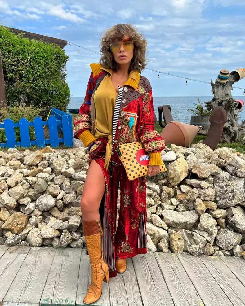 Anna-Lesko-aparitie-inedita-pe-1-mai-la-mare.-Vedeta-s-a-pozat-in-costum-de-baie-si-haina-de-blana-3