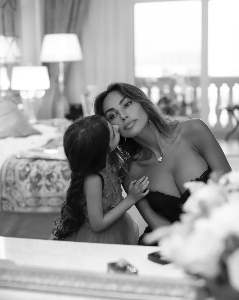 Imagini-rare-cu-Madalina-Ghenea-alaturi-de-fiica-si-de-mama-ei.-Destinatia-de-lux-unde-s-au-relaxat-21