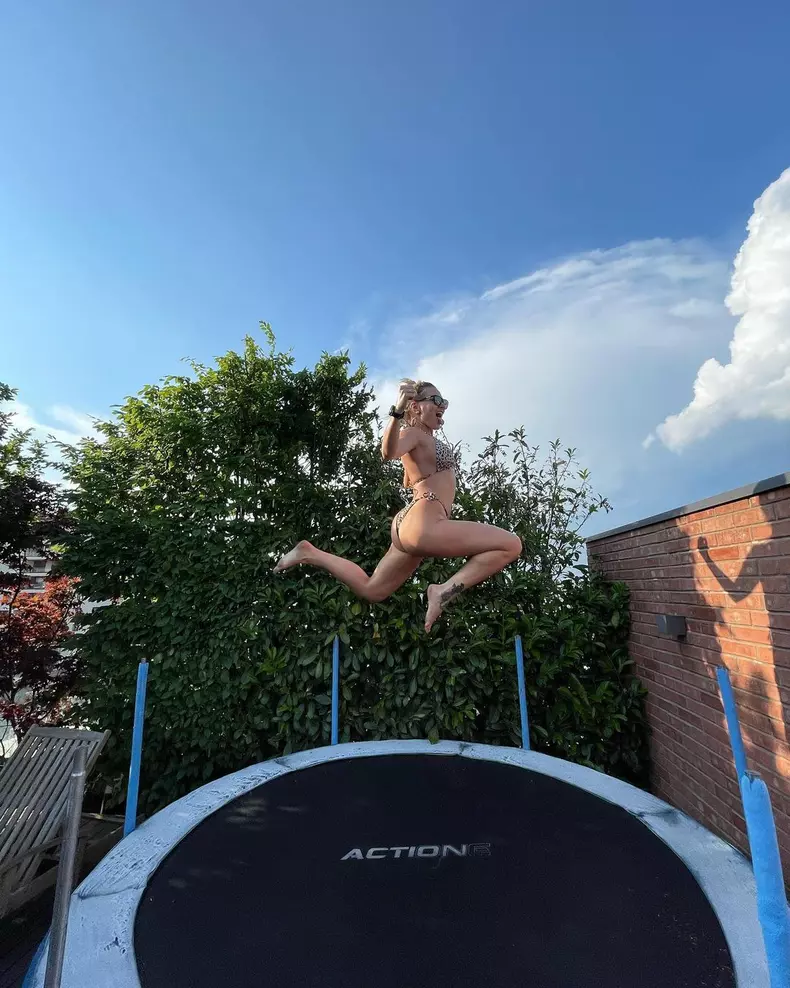 Cum-arata-Delia-in-costum-de-baie-4