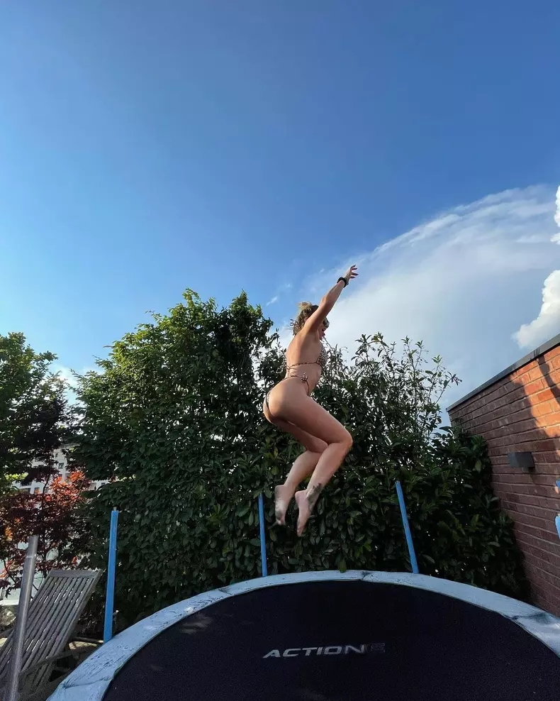 Cum-arata-Delia-in-costum-de-baie-5