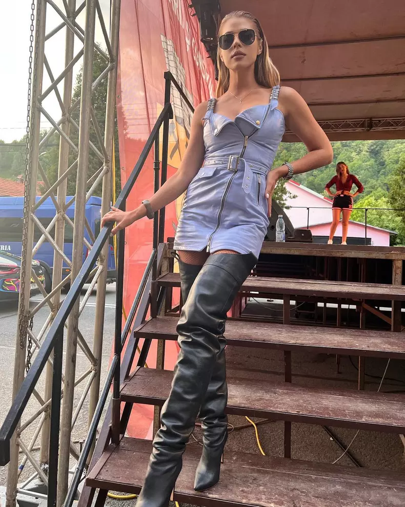 Cum-era-Roxana-Nemes-in-adolescenta.-La-ce-nu-a-renuntat-niciodata-5