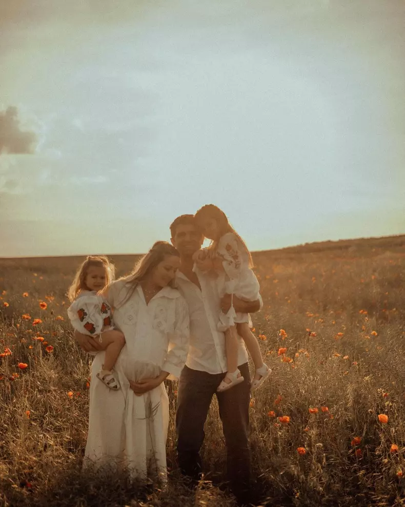 Laura Cosoi, ședință foto în lenjerie intimă, în luna a noua de sarcină. „Corpul arată altfel”