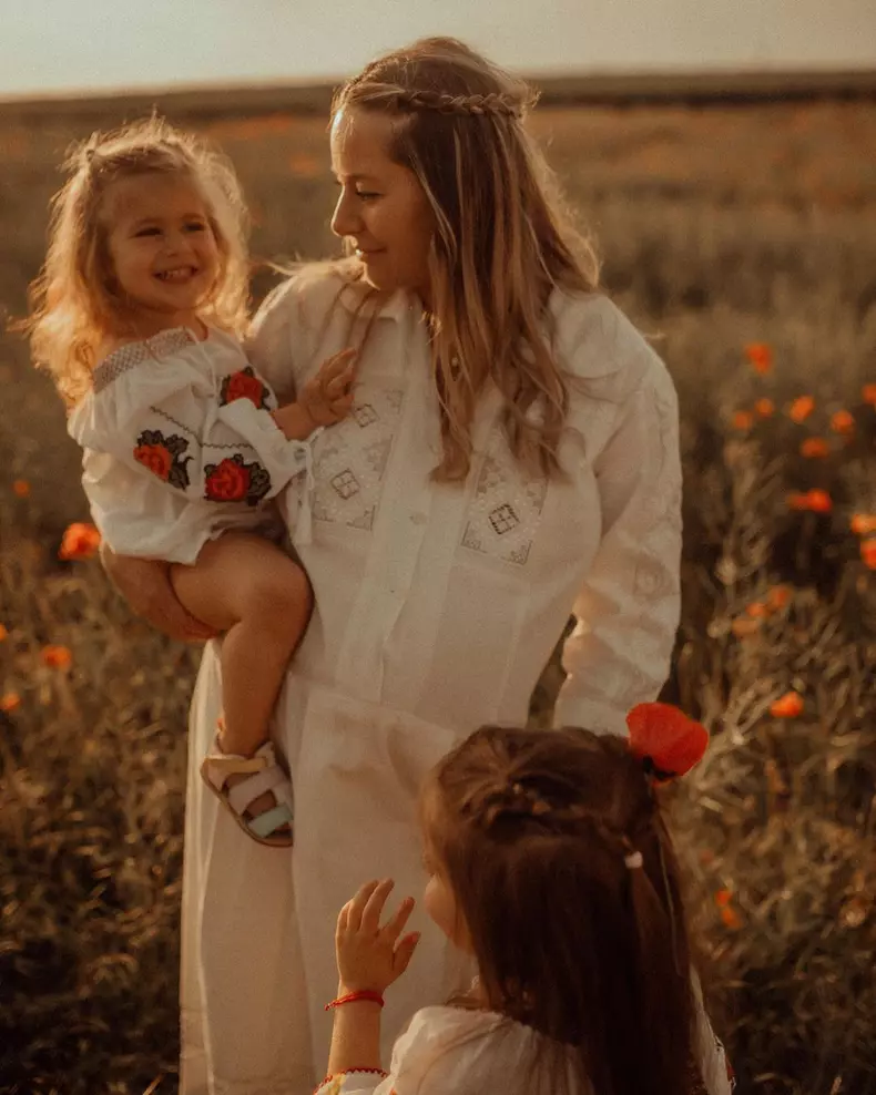 Laura Cosoi, ședință foto în lenjerie intimă, în luna a noua de sarcină. „Corpul arată altfel”