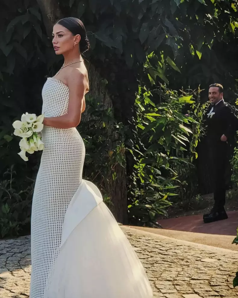 Demet Özdemir s-a căsătorit cu alesul inimii ei, cântărețul Oğuzhan Koç. Câte rochii a schimbat mireasa și ce cadou deosebit a primit