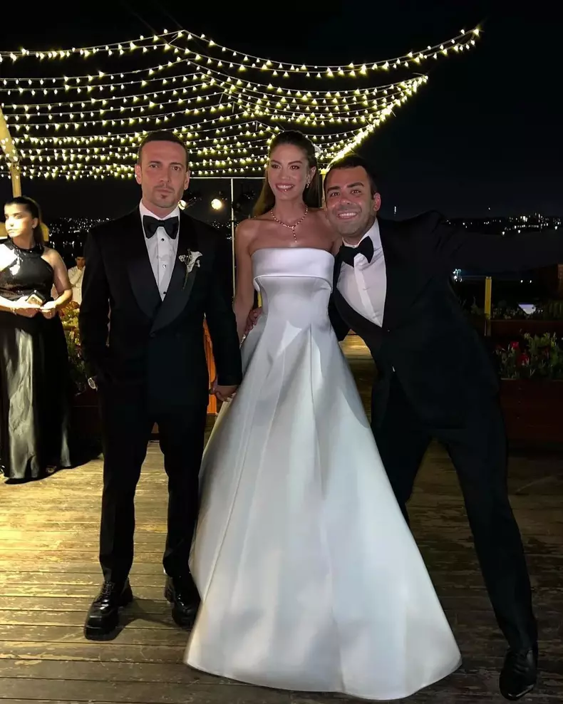 Demet Özdemir s-a căsătorit cu alesul inimii ei, cântărețul Oğuzhan Koç. Câte rochii a schimbat mireasa și ce cadou deosebit a primit