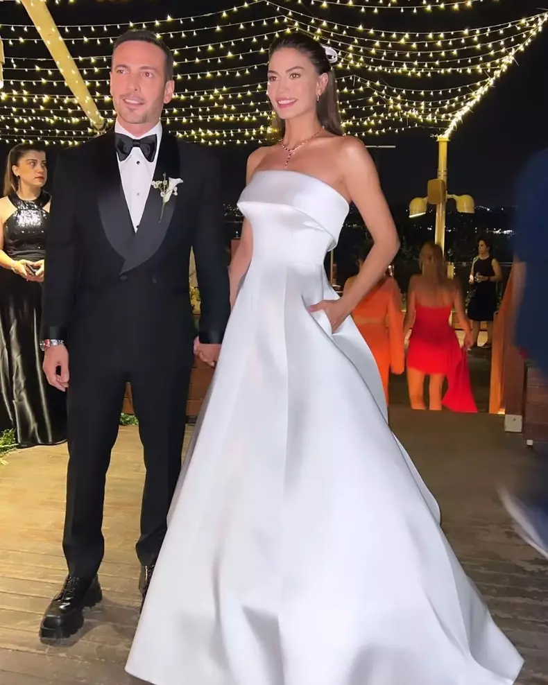 Demet Özdemir s-a căsătorit cu alesul inimii ei, cântărețul Oğuzhan Koç. Câte rochii a schimbat mireasa și ce cadou deosebit a primit