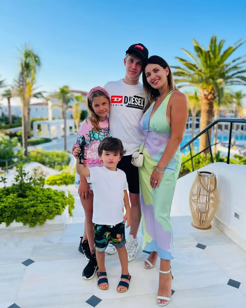 Ela-Craciun-s-a-bucurat-din-plin-de-vara-cu-4-vacante-si-peste-20-de-costume-de-baie-3