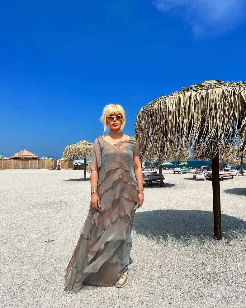 Loredana-Groza-a-imbracat-o-rochie-mini-si-si-a-uimit-fanii-10