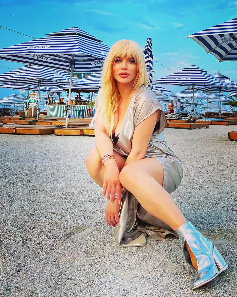 Loredana-Groza-a-imbracat-o-rochie-mini-si-si-a-uimit-fanii-4