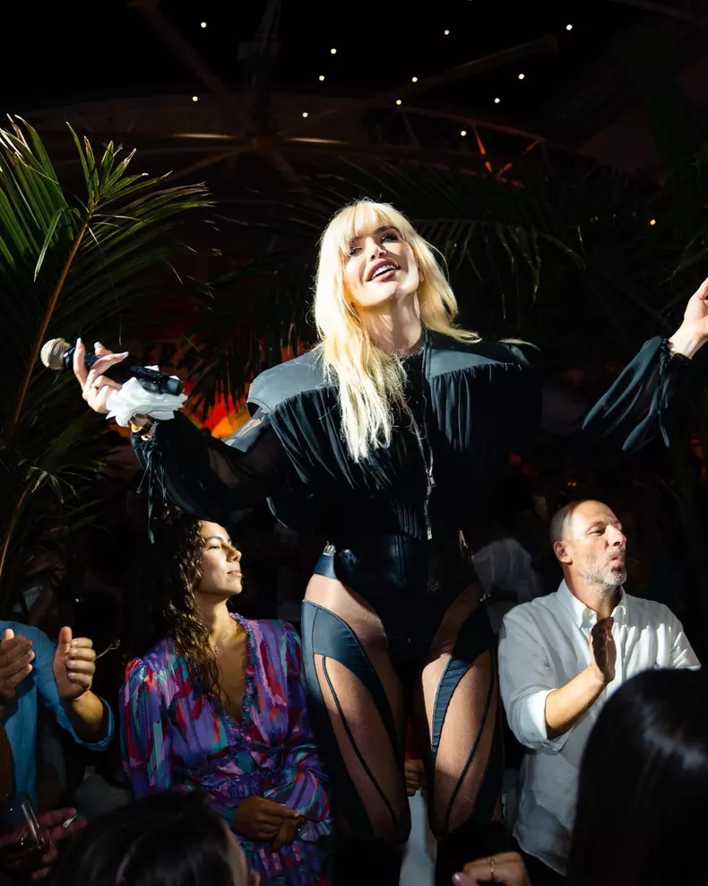 Loredana-Groza-a-imbracat-o-rochie-mini-si-si-a-uimit-fanii-6