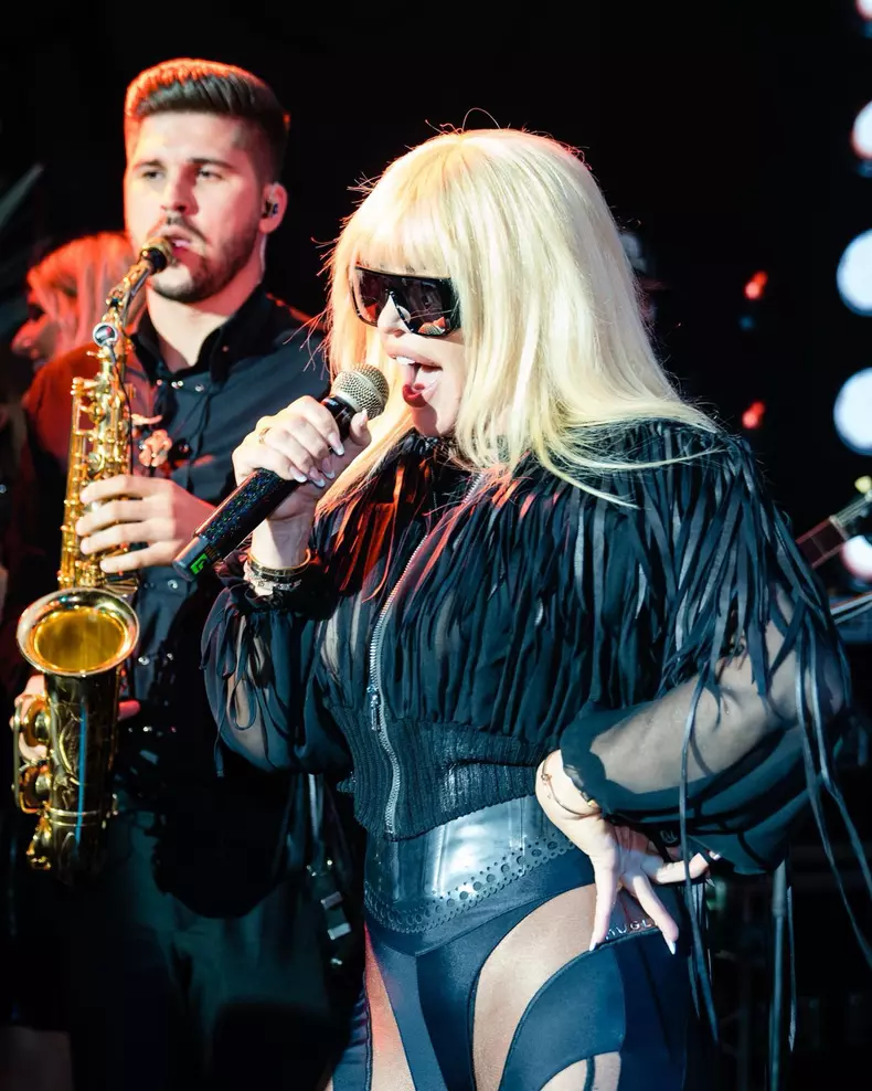 Loredana-Groza-a-imbracat-o-rochie-mini-si-si-a-uimit-fanii-7