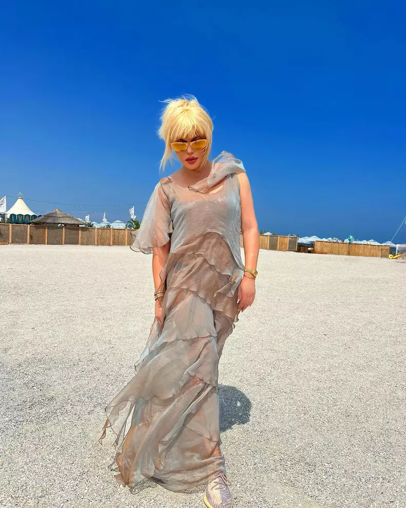 Loredana-Groza-a-imbracat-o-rochie-mini-si-si-a-uimit-fanii-9